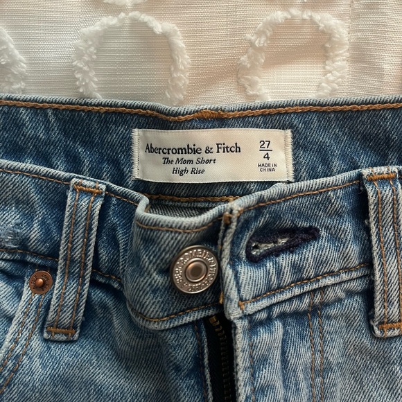 Abercrombie & Fitch, The Mom Short High Rise, Medium Destroyed, Size 27/4 - Picture 3 of 5